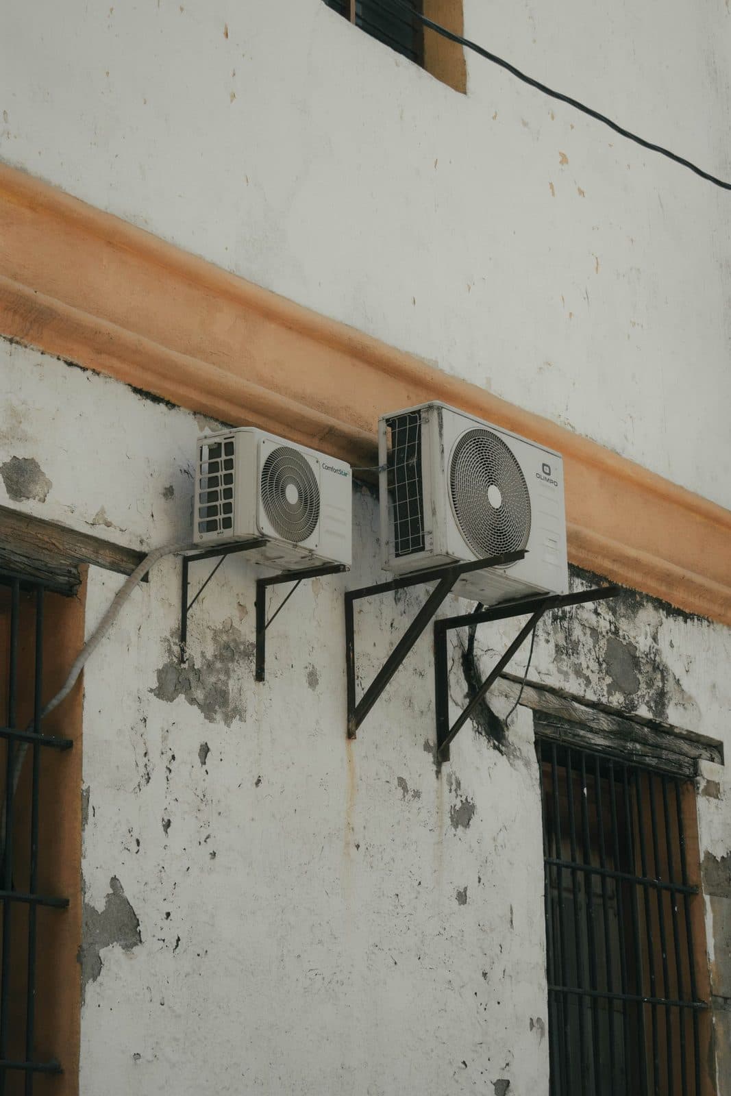 Outdoor air-conditioning condenser with the fan grille and coil